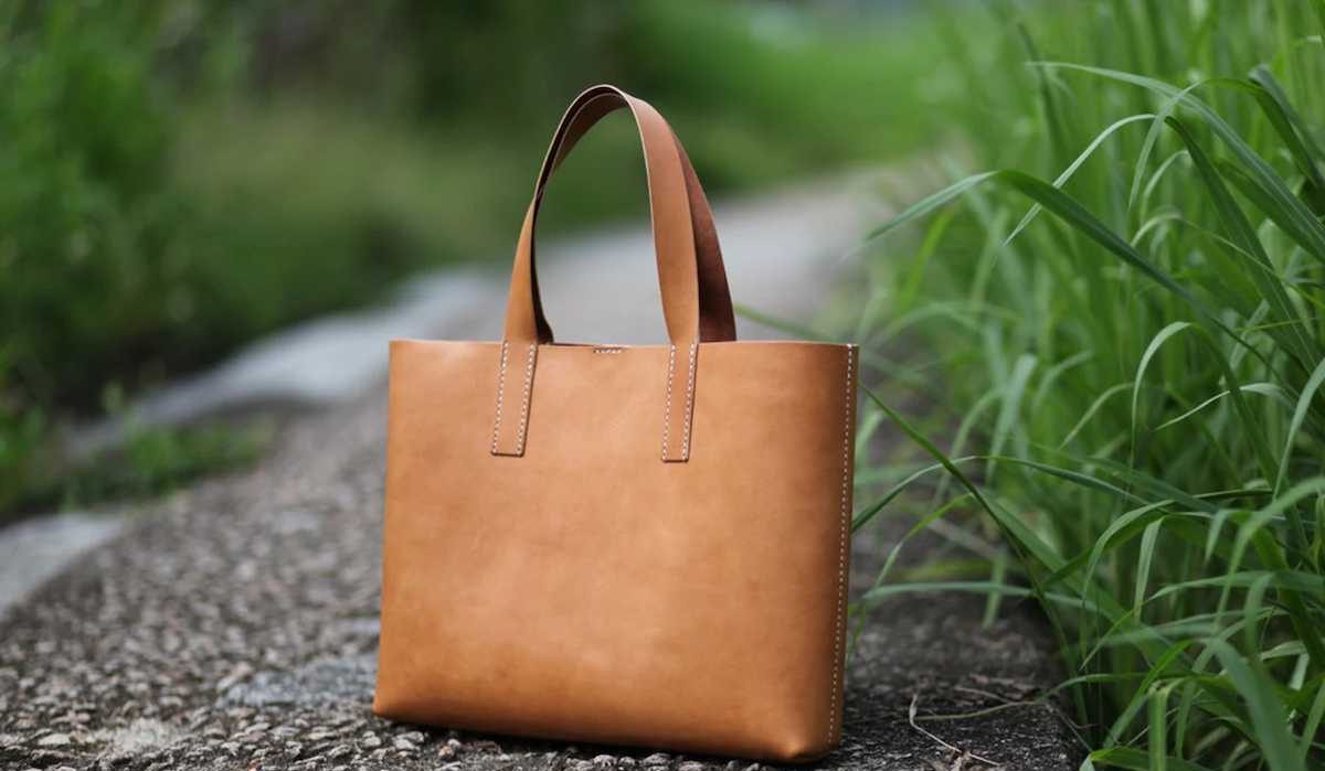  price of Handmade Leather Bag + Major production distribution of the factory 