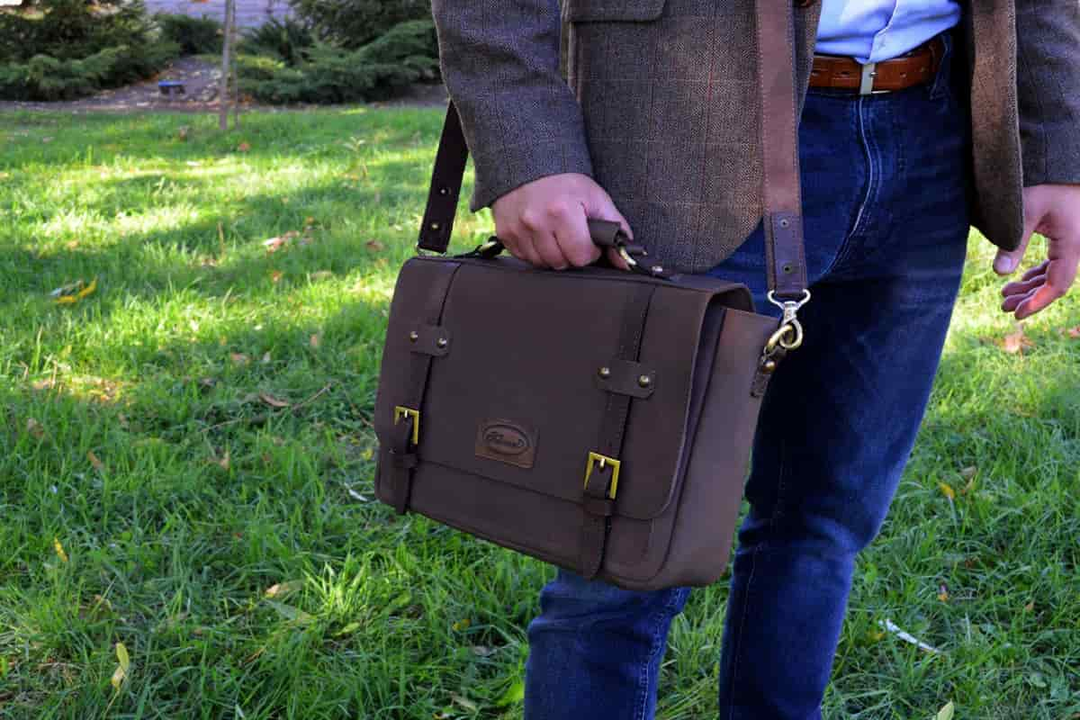  Leather bag men’s business to boost their carier 