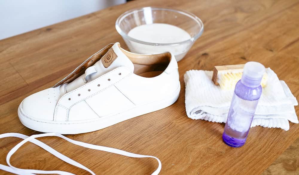  how to clean leather shoes without polish 