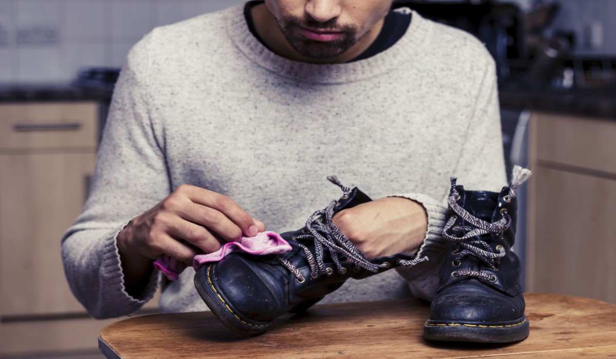  how to clean leather shoes stains 